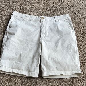 Izod Men's Cream Flat Front Shorts